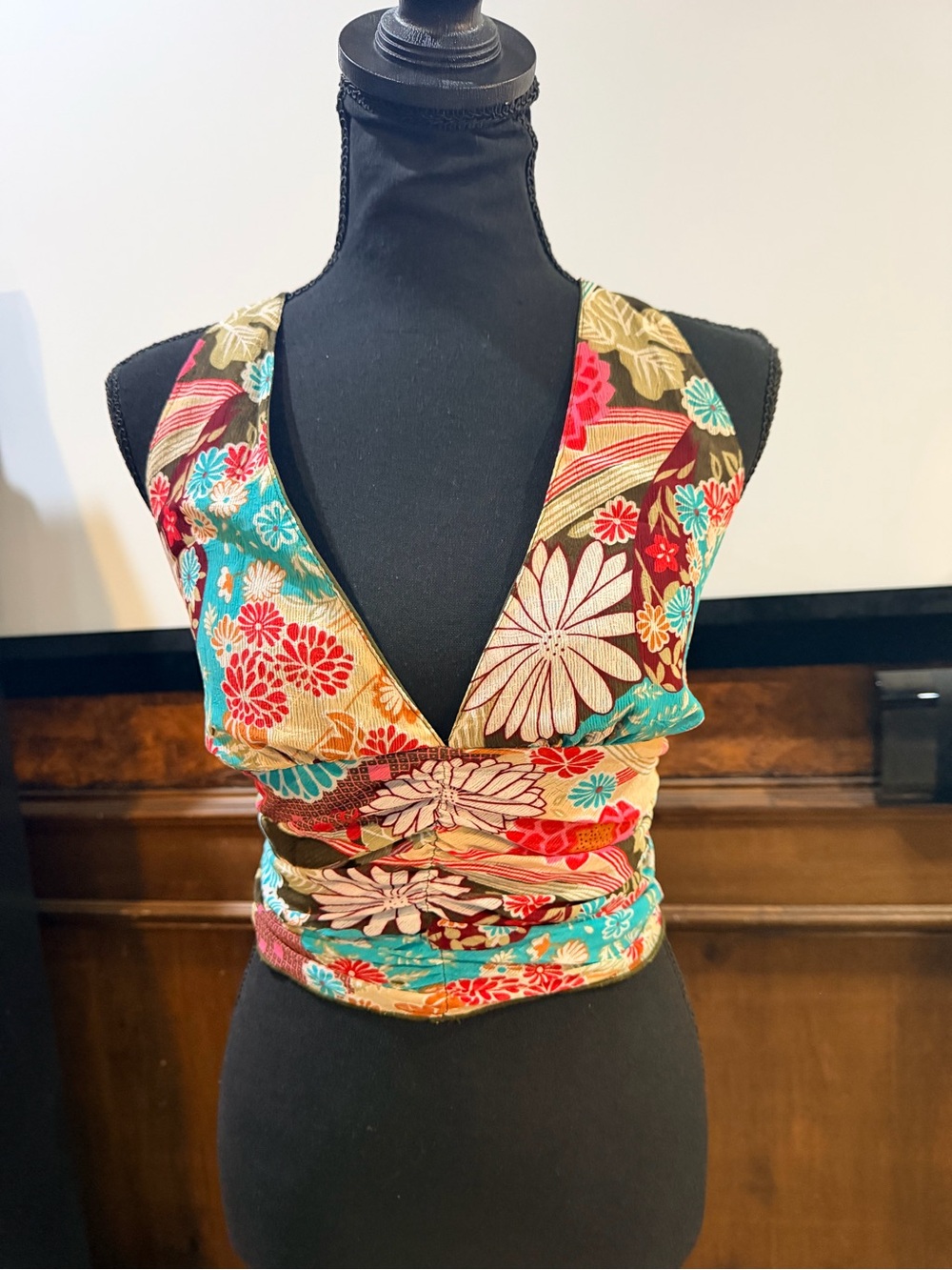 LIKE NEW SIZE S Deep V Floral Wrap Crop Top in Multicolor